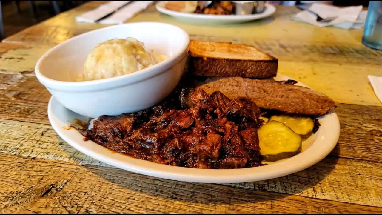 Wobbly Boots Roadhouse, a restaurant in lake-of-the-ozarks