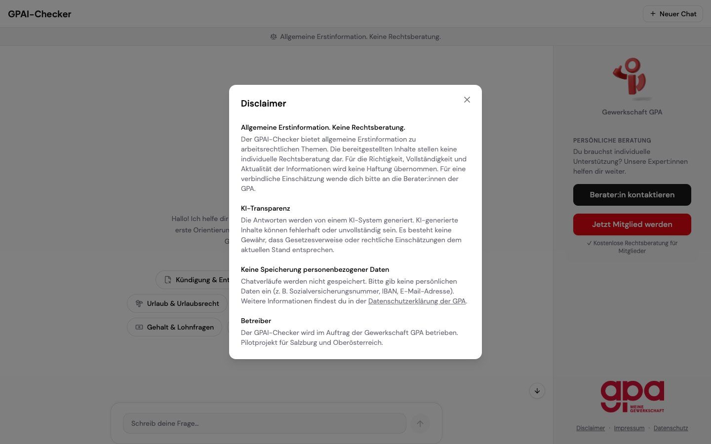 Beim ersten Besuch setzt der Chatbot den Rahmen: Erstinformation statt Rechtsberatung, KI-Transparenz, keine Speicherung persönlicher Daten.