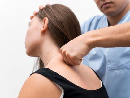 Шейный отдел под ударом: чем опасно напряжение в шее и как с ним бороться