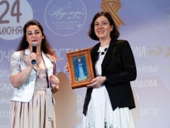 Детской писательнице из Оренбурга подарили икону из Луганска