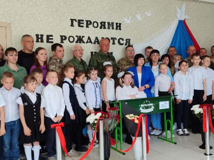 В Перевальском районе открыли Парту Героя в честь защитника Донбасса Андрея Панасюры