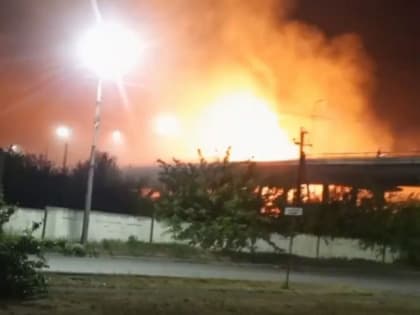 В Ровеньках ЛНР огненный ад: после обстрела ВФУ в городе сильный пожар, есть убитые и раненые