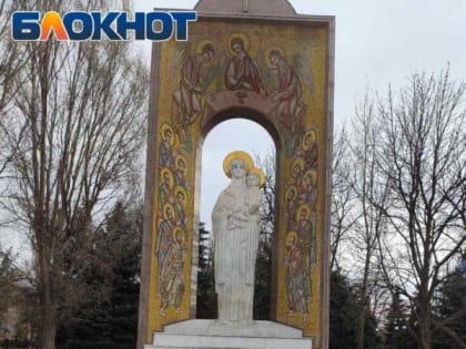 «Им все равно нас всех не запугать!»: письмо со стихотворением луганчанки оставили на мемориале в столице ЛНР