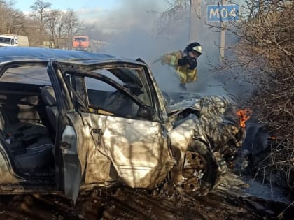 26 декабря в 13:26 на номер 101 г. Лутугино поступило сообщение о столкновении 2-х легковых автомобилей (Audi A4 и Lada 