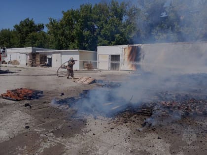 В Луганске загорелся колбасный цех