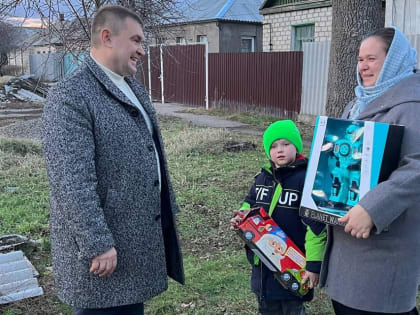 Андрей Сопельник исполнил новогодние мечты двух маленьких луганчан