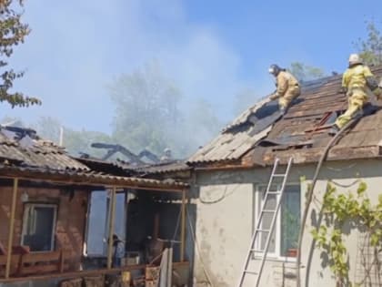 С огнем на крыше жилого дома боролись пожарные в Ровеньках