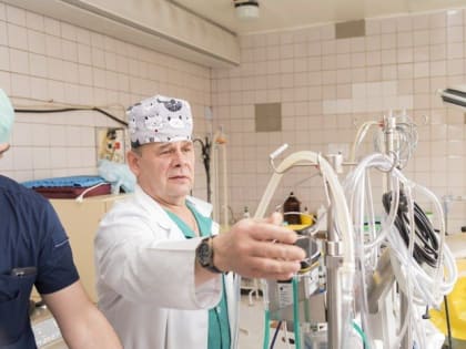 Кардиохирург из Санкт-Петербурга помог коллегам из ЛНР выполнить сложные операции по пластике митрального клапана, расск