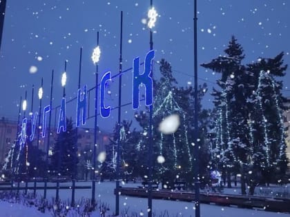 Артисты ансамбля песни и танца культурного центра МВД по Луганской Народной Республике "Офицеры" поздравляют в