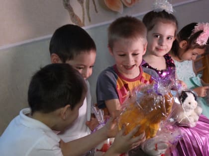Единороссы передали гумпомощь в Алчевский детский противотуберкулезный санаторий