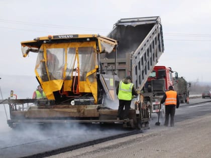 Дорожники завершают ремонт основной трассы между Луганском и Донецком