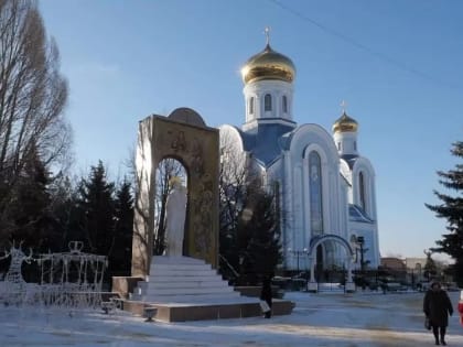 Администрация Луганска показала, как горожане встречают Рождество Христово в столичном храме «Умиление»