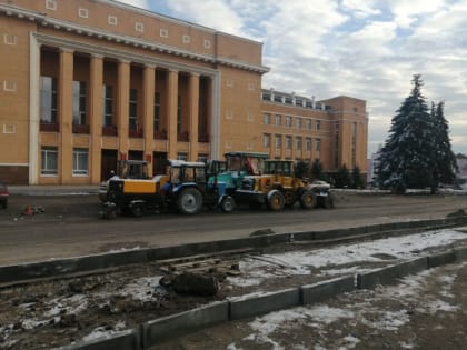 Замминистра строительства и ЖКХ ЛНР Артем Анисимов проверил ход работ по благоустройству в Стаханове, сообщили в Минстро