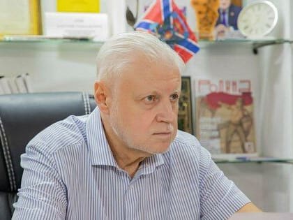 Лидер "Справедливой России" Сергей Миронов встретился в Луганске с медиками и учителями