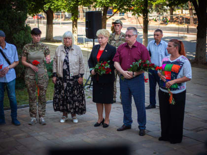 В Луганске почтили память жертв авиаудара по центру столицы ЛНР 2 июня 2014 года