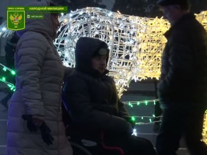 Военнослужащие 2-го армейского корпуса ЛНР поздравили с Рождеством Христовым двоих юных жителей Луганска с ограниченными