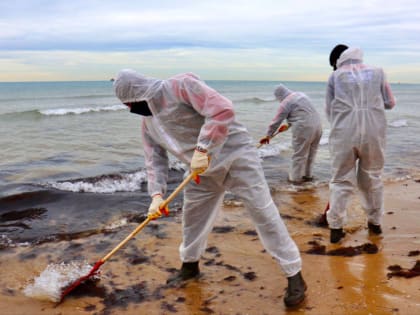 Студенты-волонтеры из ЛНР продолжают участвовать в ликвидации последствий разлива мазута в Черном море