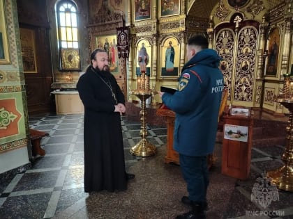 В преддверии Рождества Христова спасатели МЧС России встретились со священнослужителями Алчевска