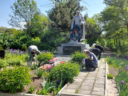 в пгт Крепенский приведена в надлежащее состояние территория Братской могилы