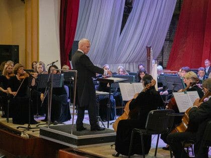 Дирижер из Беларуси выступил с симфоническим оркестром Луганской филармонии