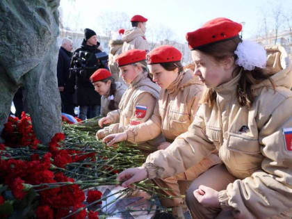 Новый памятник юным героям антифашисткой организации «Молодая гвардия» ЛНР открылся в Москве