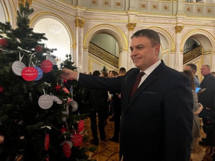 Леонид Пасечник: Находясь в Москве, снял с «Елки желаний», установленной в Большом Кремлевском дворце, еще три шара с по