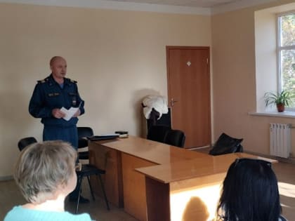 Луганские спасатели провели мероприятие по пожарной безопасности для соцработников