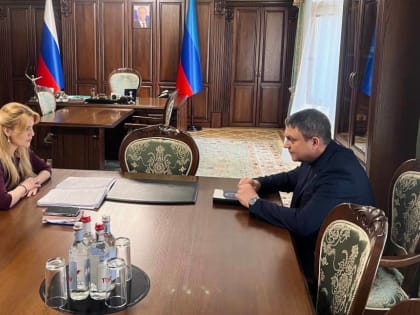 Леонид Пасечник провел рабочую встречу с сенатором Совета Федерации от ЛНР Дарьей Лантратовой
