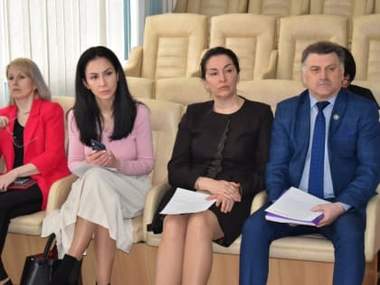 Заместитель Министра образования и науки ЛНР Лейла Зотова провела проектную сессию в рамках подготовки к форуму «Сильные