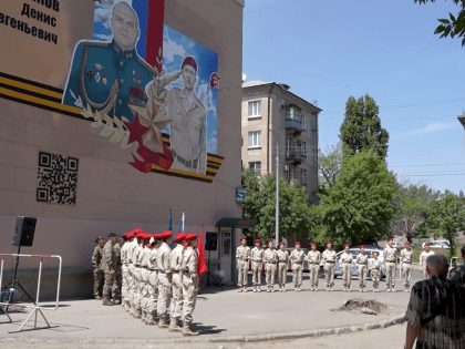 Мурал в честь Героя России и ЛНР Дениса Иванова открылся в Алчевске