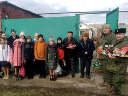 В Луганске школьники поздравили ветеранов с новогодними праздниками