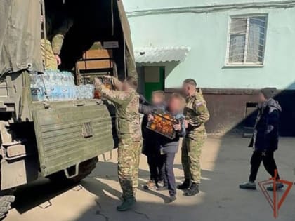 Росгвардейцы помогают эвакуированным из зоны боевых действий в ЛНР
