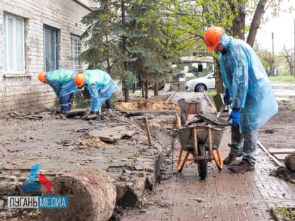 Благодаря помощи Волгоградской области в Станично-Луганском районе проходят работы по восстановлению здания районных Цен