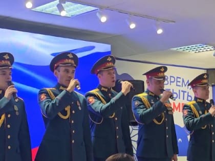 Артисты ансамбля песни и пляски Центрального военного округа выступили для жителей Луганска в День героев Отечества