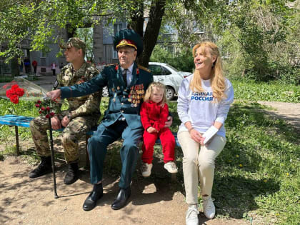 Сенатор Дарья Лантратова в День Победы навестила ветеранов в ЛНР
