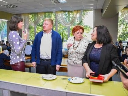 Министр образования и науки проверил качество питания для школьников в луганской СШ № 20