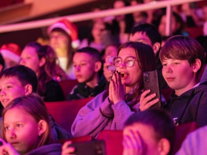 В преддверии Нового года дети льготных категорий посетили цирковую программу и получили сладкие подарки от Главы ЛНР