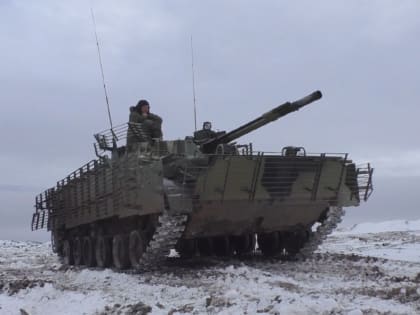 На одном из полигонов в ЛНР в тыловом районе СВО экипажи БМП-3 отрабатывают вождение боевых машин и боевую стрельбу