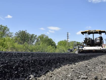 В две смены идет капитальный ремонт дороги связывающей Луганск со Славяносербском