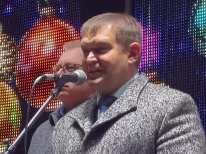 Андрей Сопельник на открытии главной новогодней елки республики поздравил луганчан с наступающими новогодними праздникам