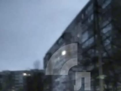Вот такой фонтан сегодня бьет из-под земли у 8-го дома на квартале Мирном в Луганске