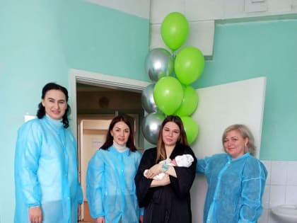 Руководители города поздравили семью первого новорожденного в этом году луганчанина