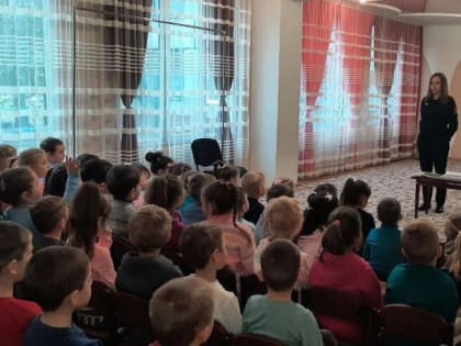 Сотрудники Госавтоинспекции напоминают юным участникам дорожного движения о дорожной безопасности!