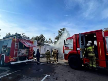 Пожар на крыше ресторана в Луганске потушили