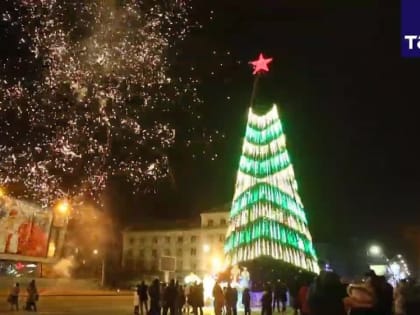 Жители Луганска и Мариуполя, а также военнослужащие ВС РФ отпраздновали Новый год