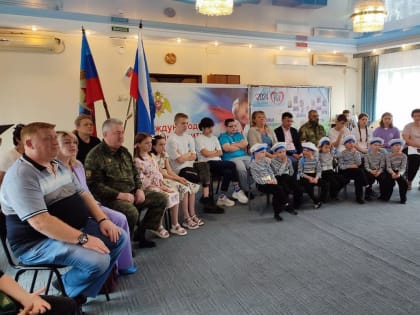 Виктор Водолацкий и Василий Леонов привезли подарки воспитанникам Луганского детского дома