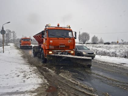 Работники "Луганского автодора" с 8 утра 19 ноября ведут работы на основных дорогах Республики по очистке трас