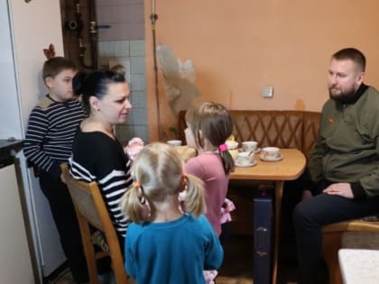 Денис Мирошниченко посетил многодетную семью из Северодонецка