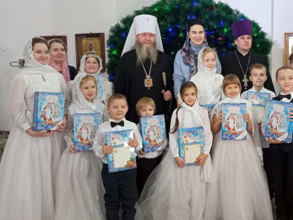 Дети, участвовавшие в рождественском молебне в луганском храме, получили сладкие подарки