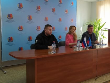 Сенатор Дарья Лантратова и Председатель НС ЛНР Денис Мирошниченко встретились с жителями Станицы Луганской